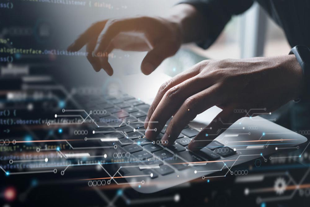 En person skriver på en laptop