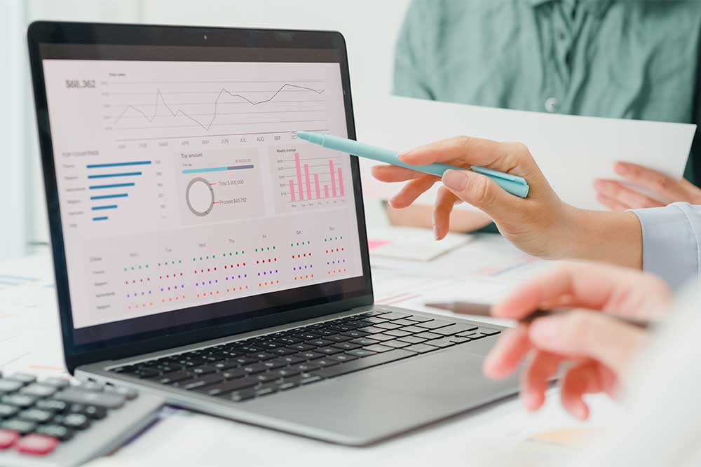 En laptop med diagram