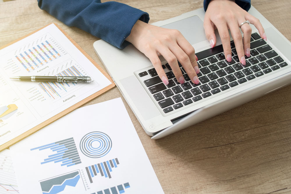 En affärskvinna skriver på en laptop