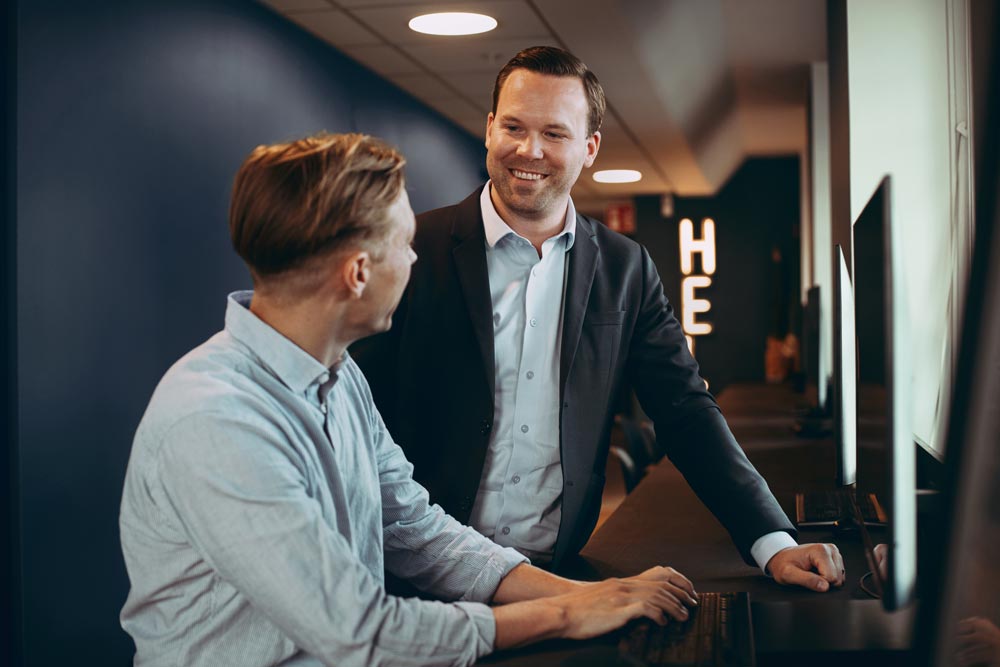 Två kollegor från MissionPoint som pratar