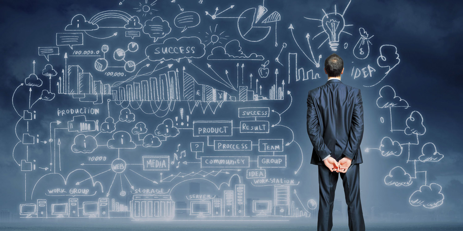 En man framför en griffeltavla