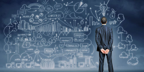 En man står framför en griffeltavla