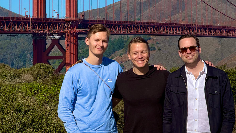 Kollegor framför en röd bro