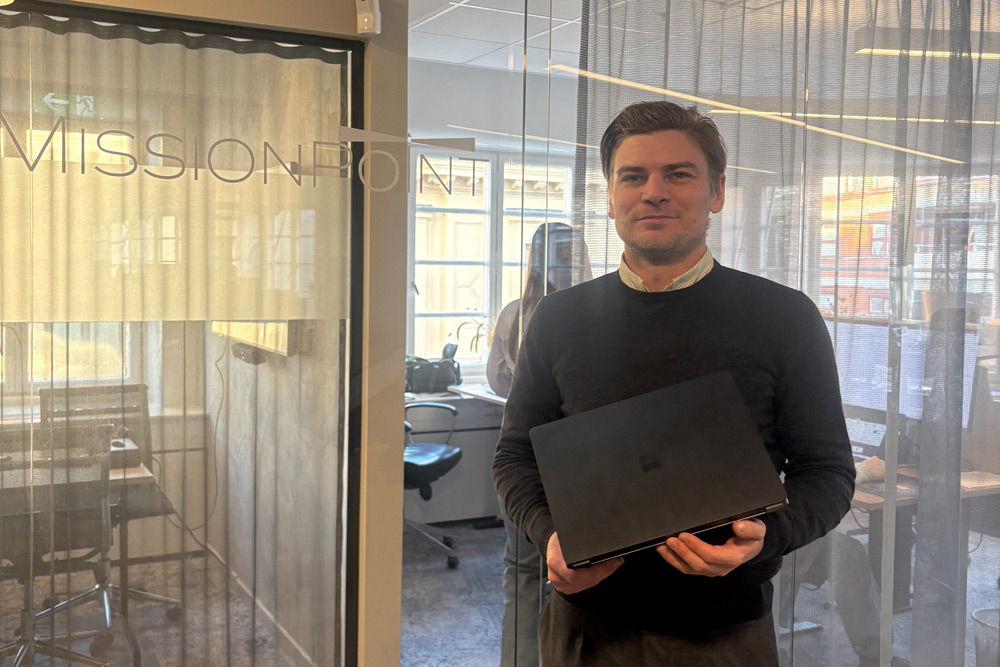 Karl ler mot kameran