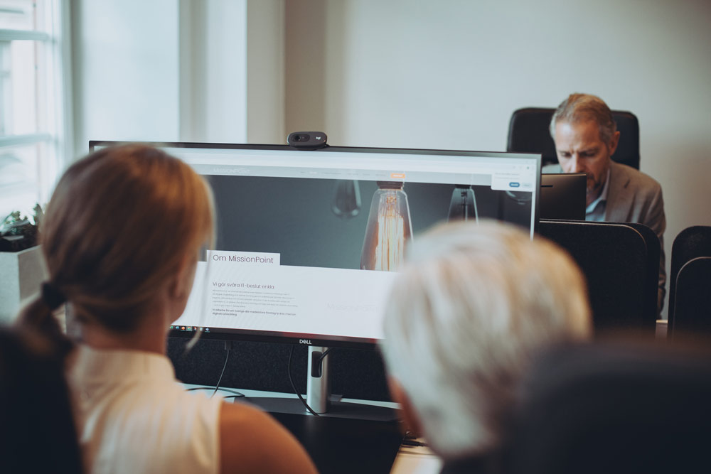 Teamet sitter vid datorer